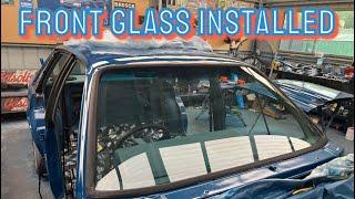 VK COMMODORE BROCK TRIBUTE: Front windscreen install