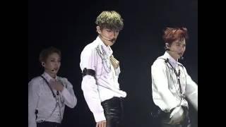 [18+] Baekhyun 엑소 백현 bulge during MAMA 2016 thanks to his leather pants.