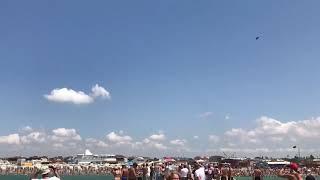 Военный самолет пролетел над головами пляжников в Крыму