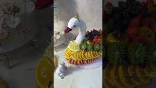 Свадебный торт , каравай и фруктовый лебедь