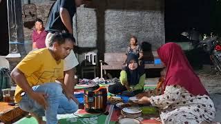 libur masak makan bersama anak mantu emak