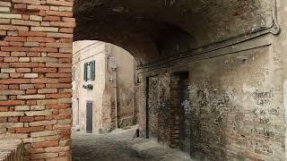 Passeggiata per il centro storico di Jesi Marche Italy