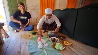 Begini Kalau Berkunjung ke kampung makan bersama di atas daun