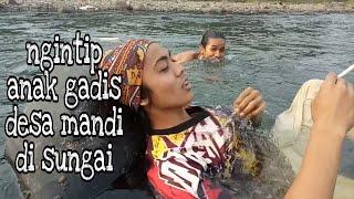 Ngintip anak gadis desa mandi di sungai