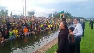 Bolsonaro recebe golpistas no Alvorada com padre que chama Lula de "bandido e safado"