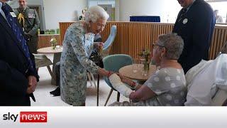 Queen makes surprise visit to hospice centre