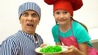 Alena and mama cooking Color Noodles