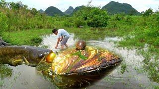 The girl found mutated clams in clear water. When you open it, everything is top-notch pearls