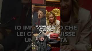 Milei e Meloni. Lui le regala una motosega, lei risponde con un Brunetta. Lui urla Afuera, lei CNEL