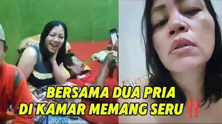 Bunda bertiga di kamar sambil makan mie goreng