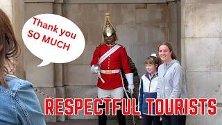 RESPECTFUL TOURISTS - Thank the Guard after taking the photos (The King’s Guard)