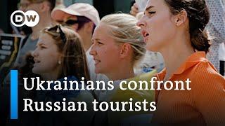 Ukrainian refugees confront Russian tourists in Turkey | DW News