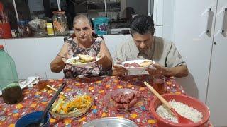 JANTAR DA VOVÓ E DO VOVÔ,  LINGUIÇA, SALADA DE CHUCHU COM CENOURA E OVOS FRITO