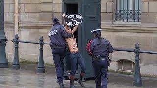 Femen встретили Путина в Париже