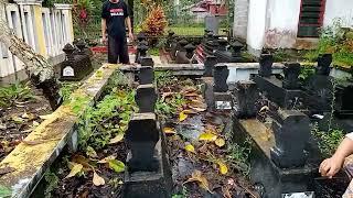 Membersihkan makam kluarga