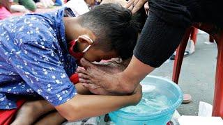 Indonesian children wash their mother's feet on Mother’s Day