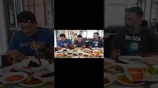 bule makan nasi padang