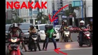 Video lucu gojek di lampu merah