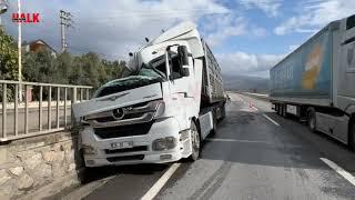 Kamyon TIR’I sıkıştırdı, TIR  beton duvara çarptı işte saniye saniye kaza anı görüntüleri