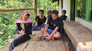 HARI INI NGELIWET DI RUMAH DEWI, TAPI DEWI LAGI SAKIT..