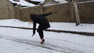 Italian high heels pumps vs very slippy ice, high heels on ice, slippy high heels (scene 623)