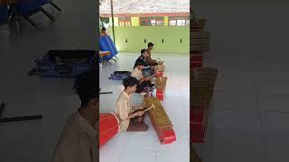 Latihan Musik Ul-Daul Madura di SMAN 1 Pademawu