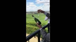 Sabrer le champagne avec une flute