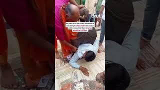 This man came to offer prayers at the temple but the visit didn't end well for him… 