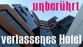 verlassenes Hotel mit vollen Bars und Pool-Beleuchtung | Night Riders Urbex