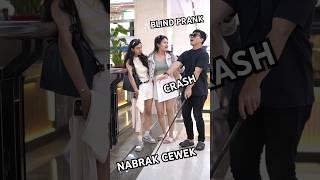 Blind prank menabrak cewek cantik 