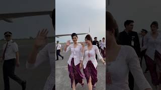 Waw ada Pramugari2 Cantik Batik Air Yang Selalu Viral lagi Menaiki Tangga Menuju Pesawat 