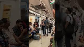 Delhi Metro में लड़की ने लड़के को जड़ दिया चा/टा  यही अगर लड़का करता तो ब/वाल हो जाता ~ Viral Video