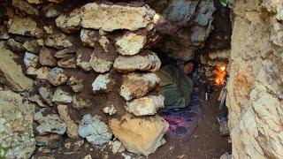 Build a warm and cozy bushcraft survival shelter with a fireplace/winter camp