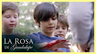 Manuel sangra la mano de Gonzalo por un desafío | La Rosa de Guadalupe 3/4 | El reto del abecedario