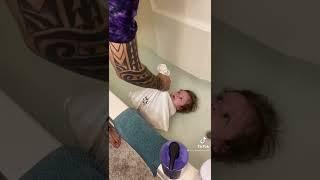 Baby dropped in the tub by his own father | Bayi dijatuhkan di bak mandi oleh ayahnya sendiri