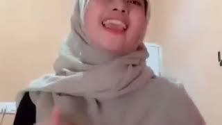 Mendesah tinggi si jilbab cantik