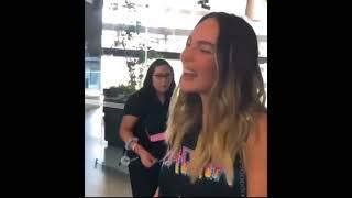 Belinda se encuentra a con una pareja de novios en el hotel, los felicitó y dió su bendición..️