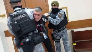 ️"СКАЖУТ РАКОМ - БУДЕТЕ РАКОМ !" - СПЕЦНАЗ ФССП напал на журналиста в суде ! Заковали в наручники !