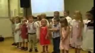 видео где дети поют, а пацан кривляется