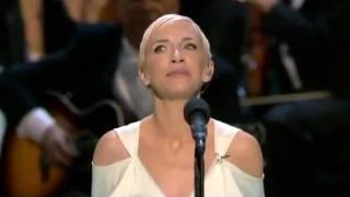 Annie Lennox - Into The West (live at the 2004 Oscars)