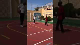 Angola: Eduardo dos Santos jogando basquetebol em momento de descanso e lazer.