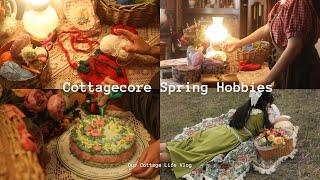 Cottagecore Spring Hobbies | Crocheting a strawberry bag 