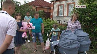 Семья Помельниковых из села Казацкое получила коляску для двойни от главы муниципалитета
