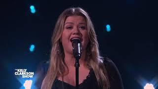 Tori Kelly & Kelly Clarkson Perform Powerful 'Silent Night' Duet