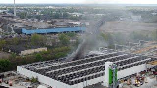 Feuerwehr löscht Großbrand in Hennigsdorf - Photovoltaikanlage auf Lagerhalle in Flammen