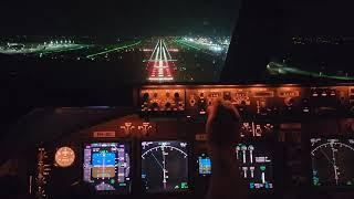 INTERESTING, Automatic landing of BOEING 747.(cockpit view), verbal explanations by the pilot