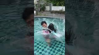 SAMANTHA DAN PAPA BERENANG DI KOLAM RENANG