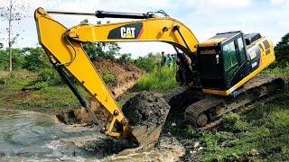 รถแบคโฮ CAT 320D2 ขุดสระ เปิดทางระบายน้ำไหลทะลักยังกะน้ำตก งานนี้อดกินปลาสิคร๊าบบ 