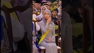 CANTIK PERSIS BONDANYA. PRINCESS AMEERAH MEMCURI TUMPUAN KETIKA ISTIADAT PERTABALAN AGONG KE 17