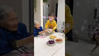 Dad deliberately didn't let grandma eat fish, and the great-grandson's actions were heartwarming